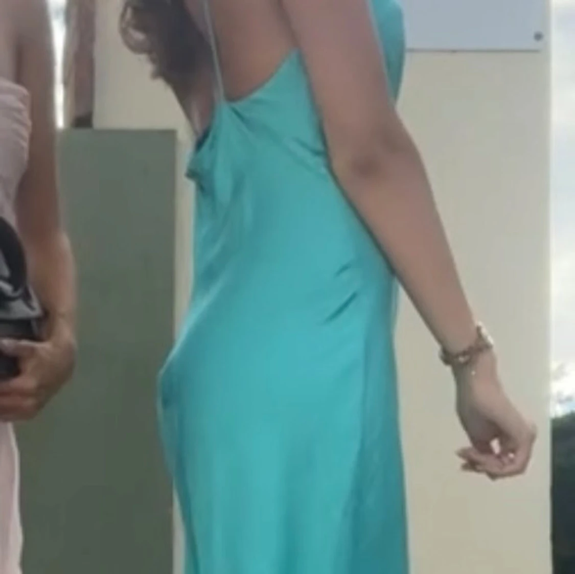 Turkos långklänning med ringdetalj - 2