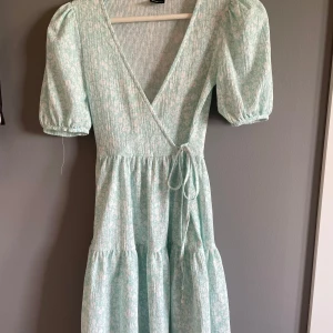 Klänning - Säljer denna turkosa blommiga klänning från Gina tricot pga att den är för liten för mig. Skriv om ni är intresserade eller har frågor! Köparen står för frakt. 