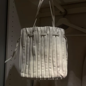 Väska  - Säljer min jätte fina väska från Zara då den aldrig kommit till användning! Inga defekter💗 