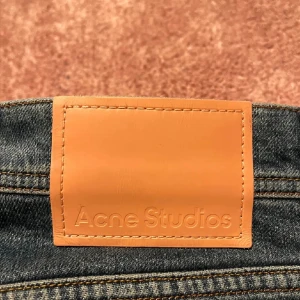 Acne Jeans  - Nu säljer vi ett par sköna Acne jeans till vårt sista drop. Skick 10/10 - oanvända. Storlek: 30/30 men sitter mer som 30/32. Släng ett pling om det finns frågor!