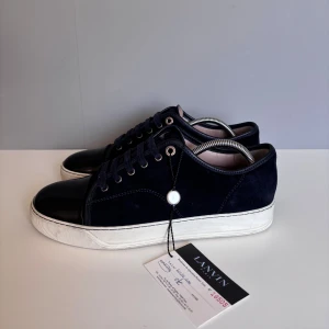 Lanvins  - Säljer ett par snygga lanvins i storlek UK7(EU41), passar större. Cond 9/10 lite heeldrag men annars väldigt bra skick! Kommer med lanvin tag