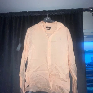 Linne skjorta från Morris orange - Hej, säljer nu min linne skjorta          eftersom den ej passar mig längre! Condition är: 9/10 använd Hör av dig om du har några frågor!