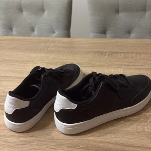 Race marine skor - De är jättebra och billiga om man vill ha på sig något fint under sommaren som kommer nu. De är använda 1 gång för några år sen men de va för små.