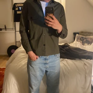Overshirt Clean cut copenhagen strl: M - Tjena säljer ni denna snygga danska overshirt då den blivit för liten för mig… Jackan är i storlek m och har använts sparsamt med skick 9/10. Inga synliga tecken på användning. Kontakta mig vid eventuella frågor eller prisförslag!😁