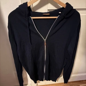 Stenström hoodie  - Marinblå hoodie från Stenströms i merino ull. Har ett litet jack på insidan av vänstra armen men är inte någonting man ser, annars är tröjan i riktigt bra skick! Storlek L men passar Medium. Kostar ca 2000 nypris men säljer för endast 499 kr.