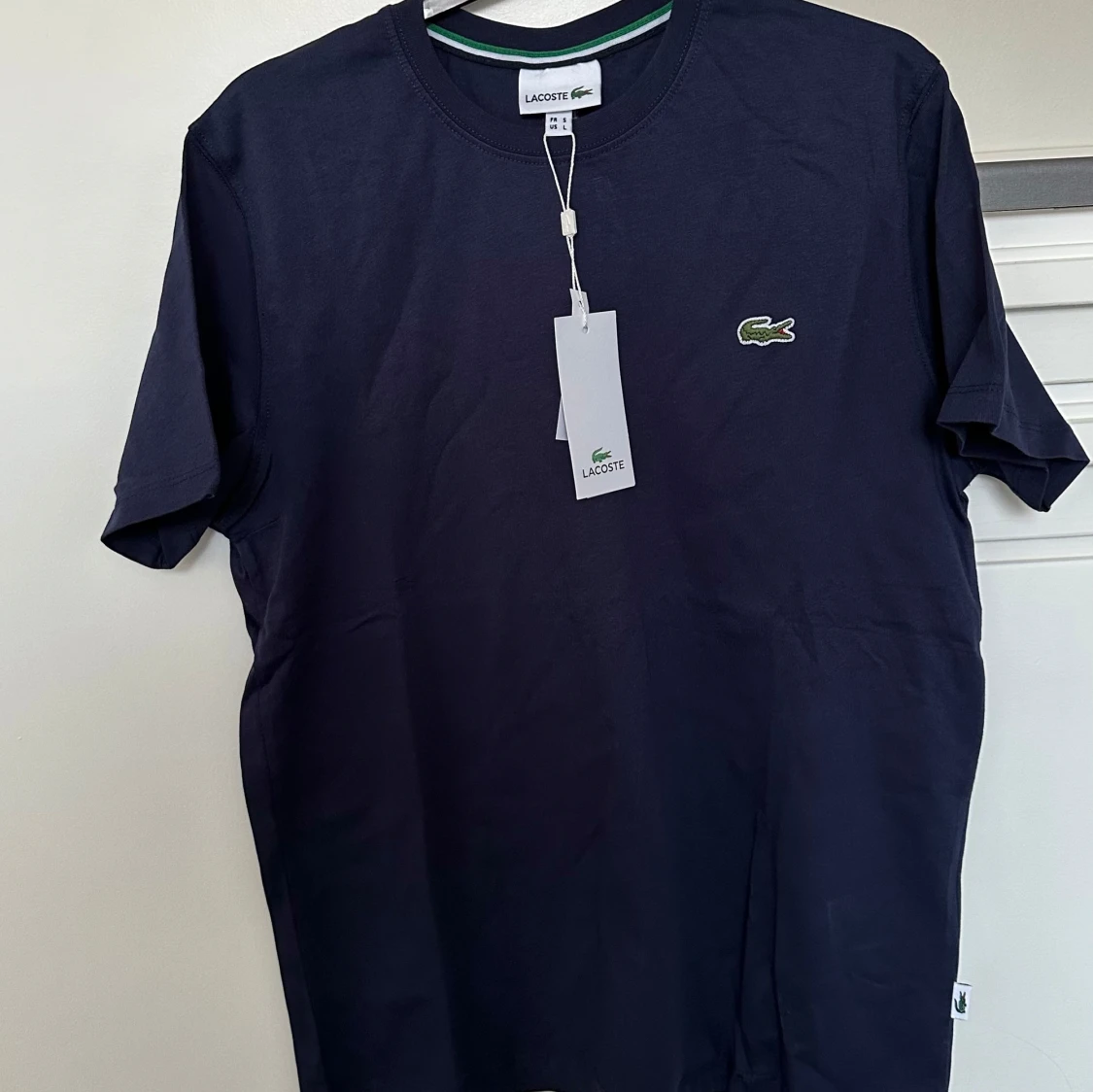 Mörkblå t-shirt från Lacoste