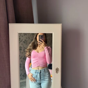 Rosa långärmad topp  - Rosa croppad topp med långa ärmar och snygg rynkdetalj framtill. Aldrig använd