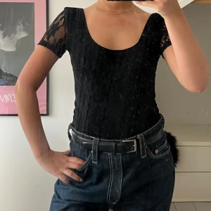 Svart spetsbody med kort ärm - Svart body i spets 💕