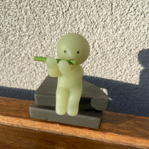 Smiski Flöjtfigur Glow-in-the-dark - Säljer en söt Smiski-figur som spelar flöjt. Figuren är ljusgrön och lyser i mörkret. Tillverkad i syntetmaterial. Perfekt som dekoration eller samlarobjekt!