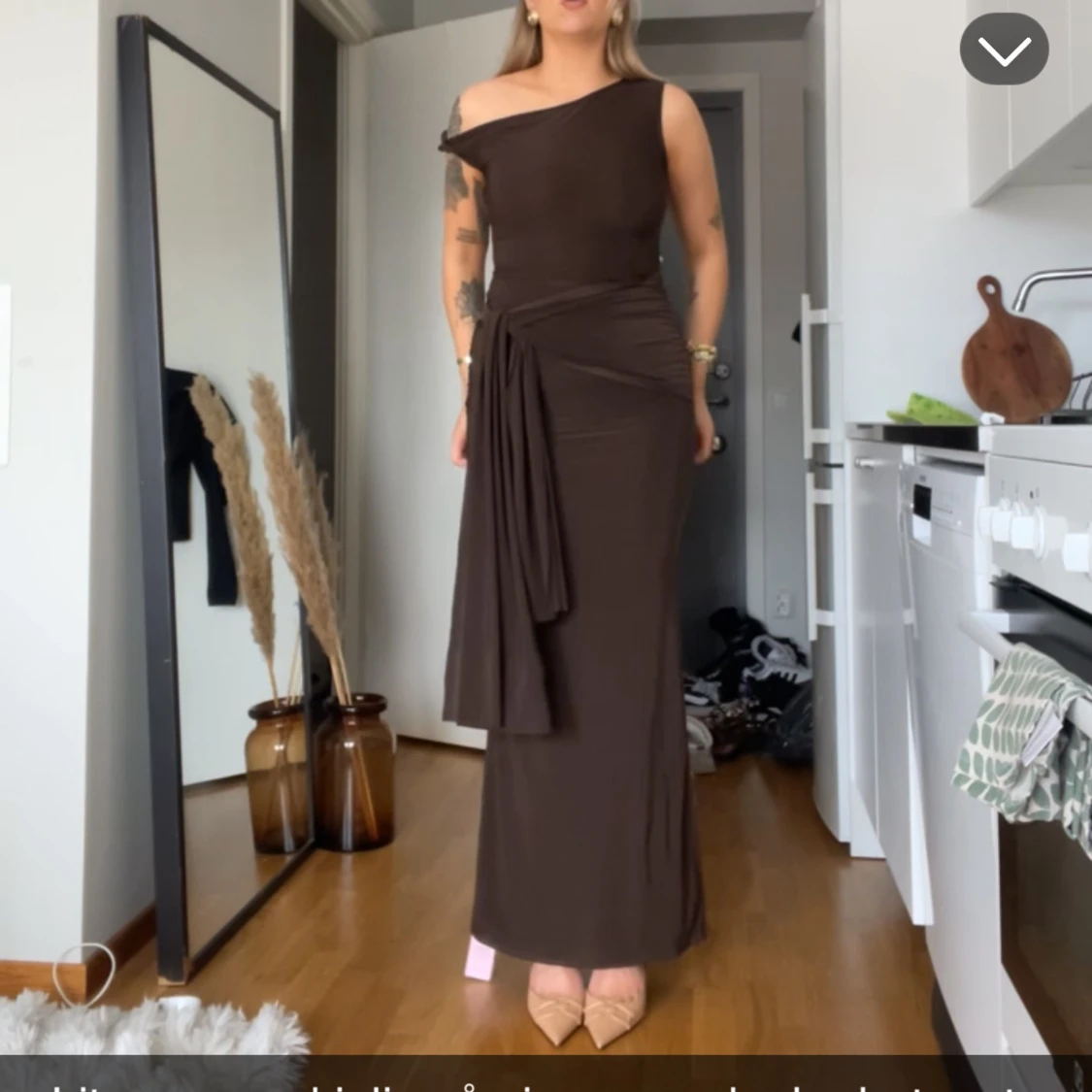 Brun långklänning med oneshoulder och knyt - 1