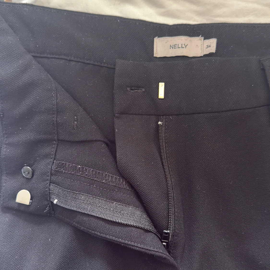 Svarta kostymbyxor från Nelly - 1