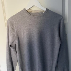 100% stickad merino tröja från Stenströms - Säljer en ljusgrå stickad tröja från Stenströms i storlek M. Tröjan har rund halsringning, långa ärmar och förstärkta armbågar. Enkel och stilren design som passar till många tillfällen. 100% merino ull. Lite urtvättad så passar någon i storlek S.
