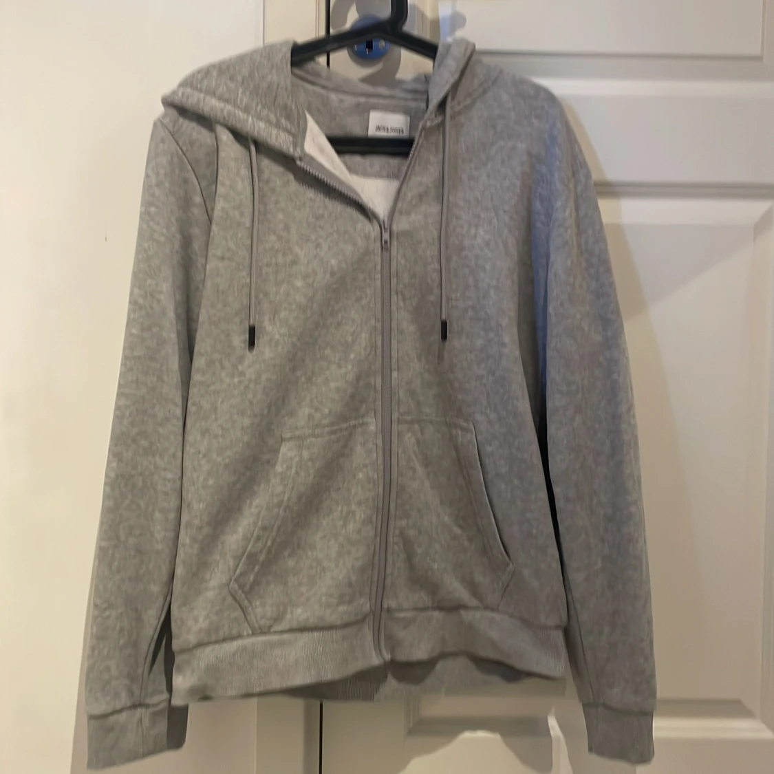 Grå hoodie med dragkedja från Jack & Jones