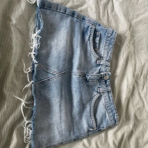 Blå jeanskjol med fransig kant - Säljer en klassisk blå jeanskjol. Inte så använd!