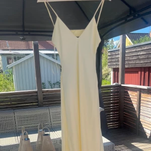 Bal klänning - Superfin bal klänning i en super fin ljusgul färg