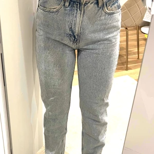 Ljusblå mom jeans från Bershka - Säljer ett par ljusblå mom jeans från Bershka. 