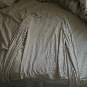 Vit långärmad topp från 157 - Säljer en vit långärmad topp från 157 i storlek XS. Är lite genomskinlig som de är på intimissmi tröjan sitter perfekt.