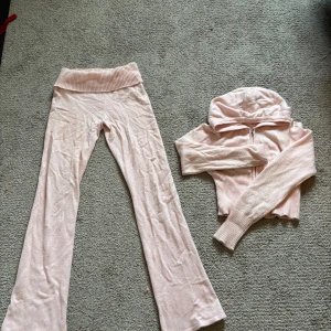 Ljusrosa set från Gina Tricot  - Mysig ljusrosa set från Gina Tricot med dragkedja framtill och ribbade muddar. Tröjan har huva och är långärmad, perfekt för en avslappnad stil. kan sälja en å en