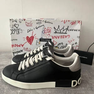 Dolce & Gabbana skor - Dolce & Gabbana skor i rätt bra skick. Storlek UK8,5 ~ 42,5-43. Box och kort medföljer vid köp