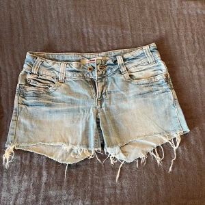 Ljusblå lågmidjade jeansshorts - Snygga shorts som är ljusblå och lågmidjade. De passar till allt och sitter jättebekvämt. Storlek S, från Only Jeans. Perfekta till sommaren! Obs jag vek upp de lite på ena bilden.
