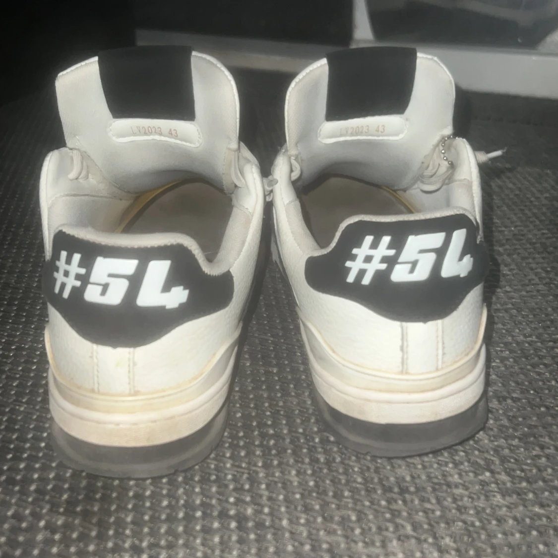 Louis Vuitton sneakers i vitt och svart - 3