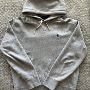 Grå hoodie från Polo Ralph Lauren - Tja! Säljer en riktigt snygg och eftertraktad grå Polo Raplph Lauren hoodie! Storleken är M men tycker själv att den sitter bättre på en S, nypris på denna är 1 756kr(OBS! En annan säljare(LK resell) lägger ut denna hoodie med mina bilder och vill bara informera att hoodien som syns på min plick är den ni får om ni köper av mig!)