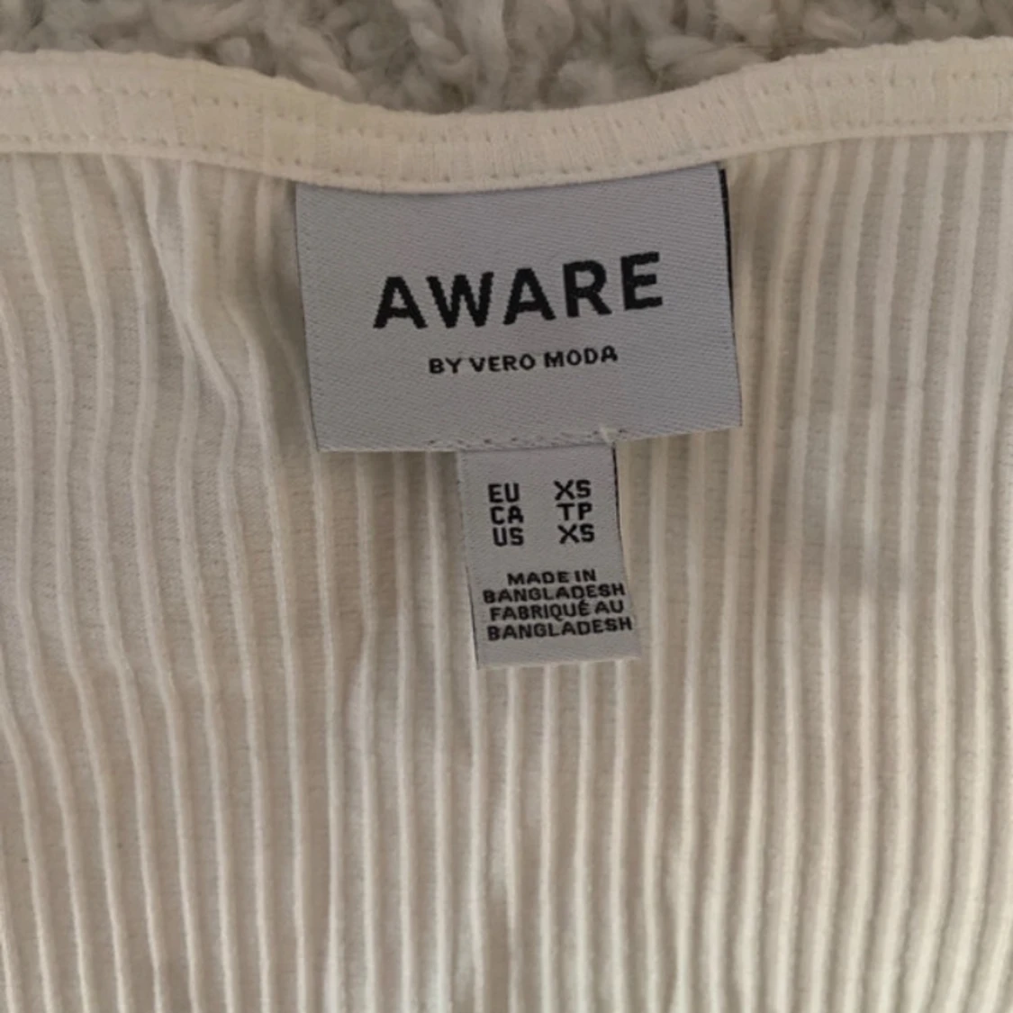 Vit ribbad topp med knappar från Aware by Vero Moda - 1