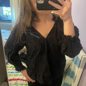 Svart blus från HM - En svart blus från HM i mycket fint skick. Använd en gång av mig. 