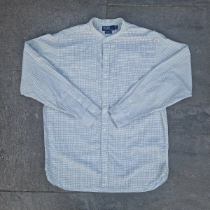 Ralph lauren skjorta Large - 📊 Färg: Vit & Marinblå  📏 Storlek: Large (L)  📐 Mått: Längd - 79 cm Axelbredd - 50cm  ♻️ En långärmad vit och marinblå Ralph lauren skjorta i storlek L. I väldigt bra skick, inga fläckar, hål eller defekter! Perfekt nu när det börjar bli varmare och sommaren kommer!☺️  👕 Material: 100% Bomull  #mensfashion #mensstyle #ralphlauren #classicstyle #buttondown #shirt #fashion #Vintage #Ralphlaurenskjorta