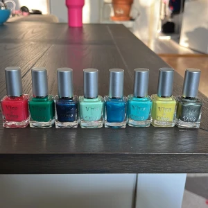 Nagellack i olika färger från Viva la Diva - Säljer åtta nagellack från Viva la Diva i färgerna röd, grön, mörkblå med glitter, ljusgrön, turkos, blå, gul och metallicgrå. Flaskorna har fyrkantig form och silverfärgat lock. Perfekt för dig som vill variera din nagellook.