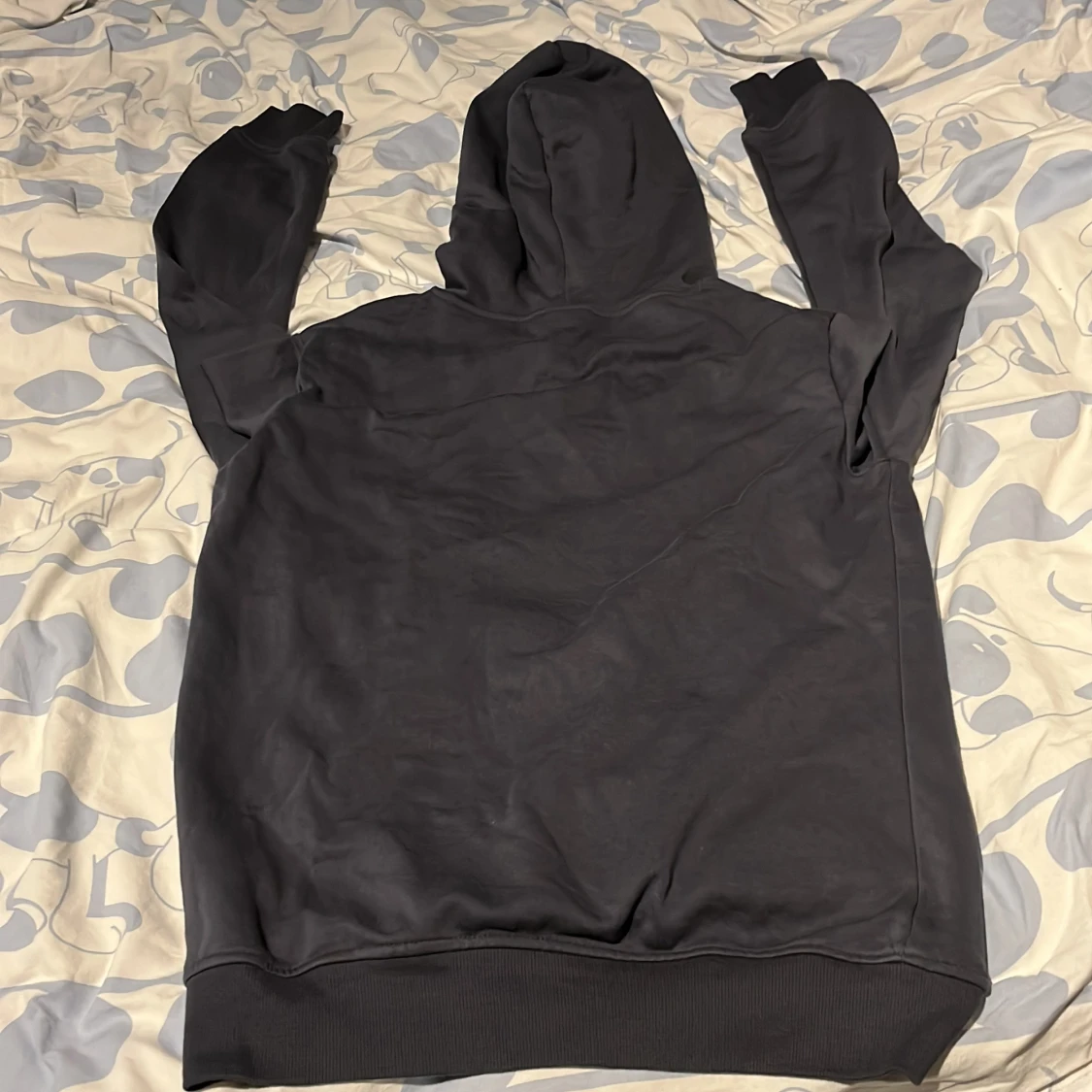 Svart hoodie från Kappahl - 1