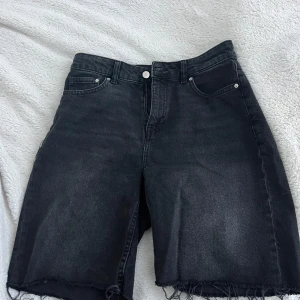 Svarta jeansshorts från H&M - Jätte snygga jeans short från HM i st 38!! Knappt använda säljer pga för små