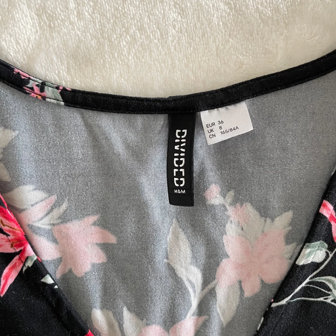 Svart blommig kortklänning från H&M Divided - 2