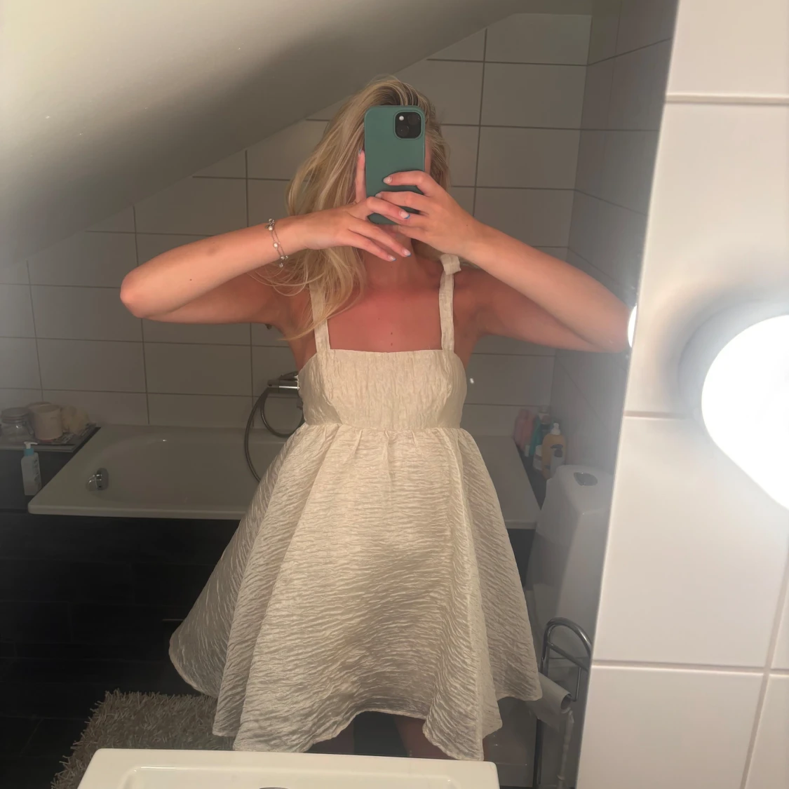 Ljus kortklänning med struktur