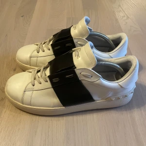 Valentino Open skor - Snygga Valentino sneakers, det står storlek 45 i dom, men väldigt liten i storlek så passar 43 perfekt! Dom är i mycket bra skick men har lite små tecken på användning, och är svarta och vita. Hör av er vid frågor!🔥🤝(Du vet varför priset är..)