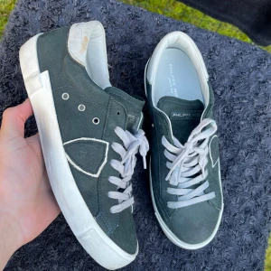 Philippe model mörkgröna - Philippe model mörkgröna i bra skick, finns liten fläck som syns på bild 2, utöver de bra skick. Endast skorna ingår. 