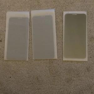Skärmskal till Iphone 11 - 3 st skärmskal. Som man inte ser från sidan utan vara rskr fram. Perfekt om din vän kollsr lite på sidan så ser dom inte.💗😅