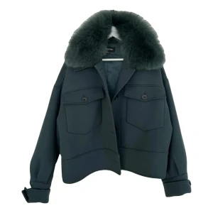 Mörkgrön jacka Meotine - Säljer en mörkgrön jacka från meotine. Jackan har två stora bröstfickor med knappar, långa ärmar och knäppning framtill. Perfekt för dig som vill ha en snygg och trendig look. Använt fåtal gånger. Säljer för den är för stor för mig💗💗