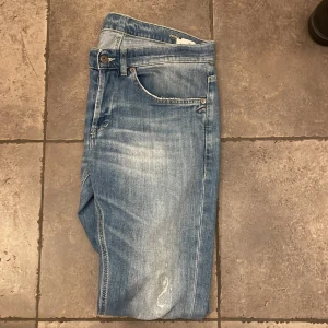 Blå donsupjens med slitningar - Säljer dessa sjukt feta dondup jeans i storlek 33! Modell George