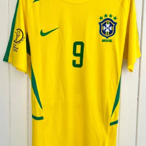 Ronaldo - Brasilien VM 2002 - Säljer en klassisk fotbollströja, Ronaldos matchtröja från VM 2002 när hans Brasilien vann över Tyskland och blev världsmästare. Tröjan är en remake i nyskick. XL men tajt i passformen så motsvarar mer large.  Skickas inom 24 h.  #fotboll