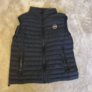 Blå Colmar väst  - Tjena! Säljer min snygga Colmar väst i marinblå färg. Strl är 46 vilket motsvarar S. Den är välanvänd men skicket är nästan som nytt, inga defekter. Vid frågor eller behov av mer bilder så hör av er! Pris kan diskuteras 🙏🏻💯