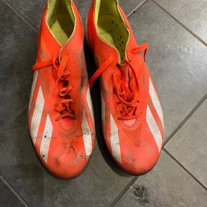 Adidas Crazyfast + - Crazyfast + storlek 41, 1/3.                                           har gått sönder lite vid tårna men går att tejpa, annars väldigt bra skick