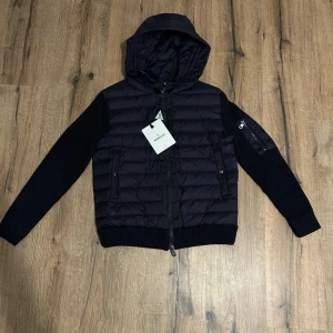 Moncler cardigan navy - Moncler cardigan navy storlek M passar S