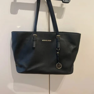 Äkta Michael kors väska - Använd med ändå relativt fin frf, lite skavanker men ingen man tänker på! Skriv om ni har frågor!