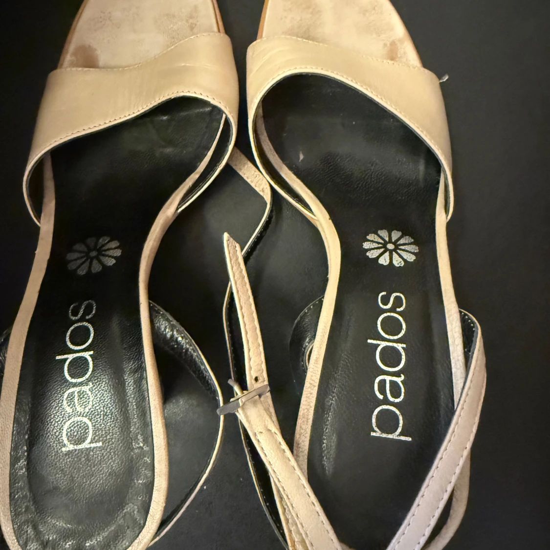 Beige sandaler med klack från Pados