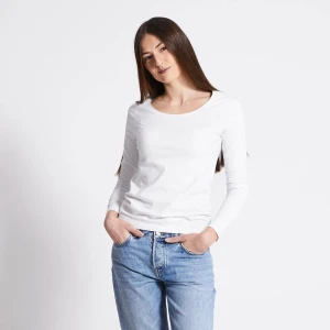 Vit långärmad bomullströja - Säljer en klassisk vit långärmad tröja i mjuk bomull. Perfekt basplagg med rund halsringning och normal passform. Enkel att matcha med allt i garderoben.