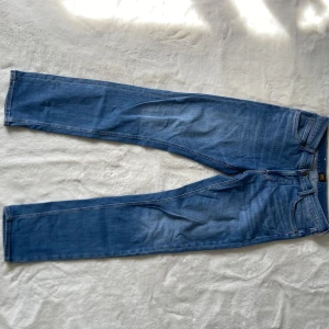 Säljer jättesnygga klassiska blåa jeans från märket Lee - Säljer ett par superfina blåa jeans från märket Lee i storlek w33/L34,i mycket bra skick och de är perfekta nu till sommaren inför alla speciella tillfällen, till olika middagar eller bara till vardagen då de är ett perfekt basplagg👍🏻De är sköna/mjuka, i modellen Daren zip fly, de är i straight fit, de är i bra material/kvailitet, är unika, somriga och har en fin passform👌🏻Säljer dessa åt min bror, skriv om funderingar, lämna gärna omdöme om köpt och priset kan diskuteras😊