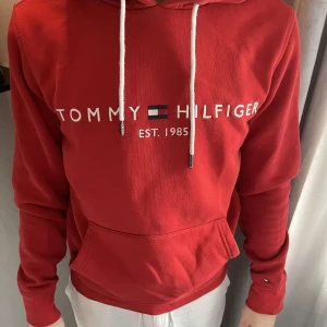 Tommy Hilfiger hoddie - Säljer denna hoddie från Tommy Hilfiger, knappt använd. Super skön 👍🏼