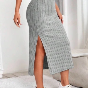 Grå ribbad lång kjol med slits - Ny utan prislapp