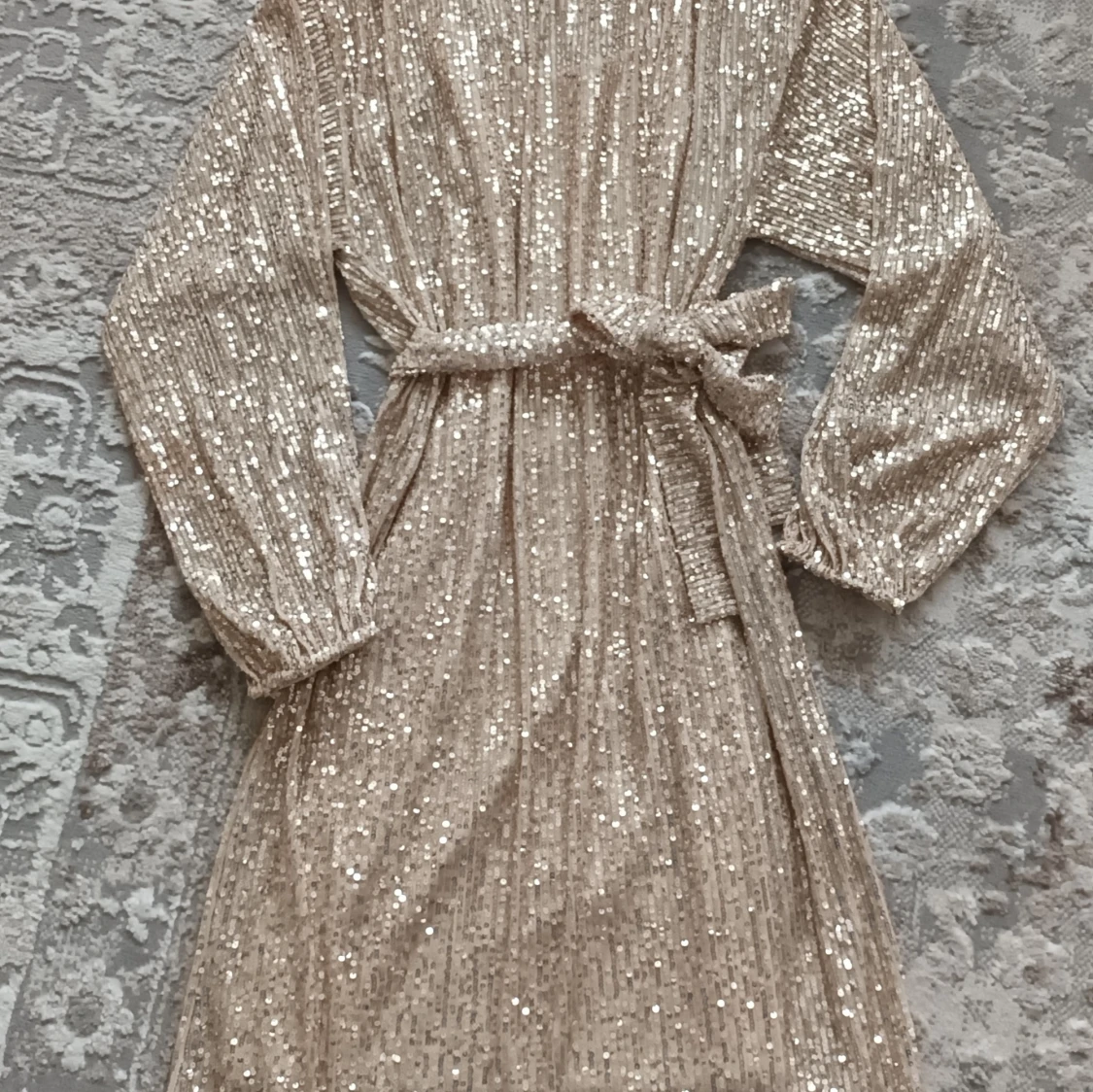 Glittrig guldklänning 🥂🍾